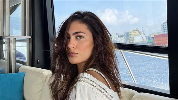 رفقة زوجها.. هاجر أحمد تثير ضجة بإطلالة لافتة | شاهد