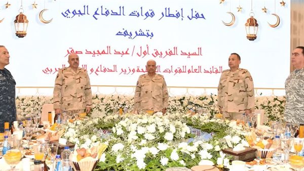 وزير الدفاع يشارك عدد من مقاتلى قوات الدفاع الجوى تناول وجبة الإفطار
