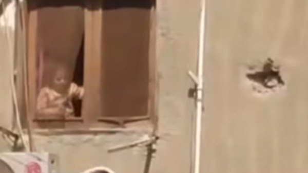  مخطوفة ولا محبوسة؟.. حقيقة فيديو طفلة فيصل الصارخة من الطابق العاشر | شاهد