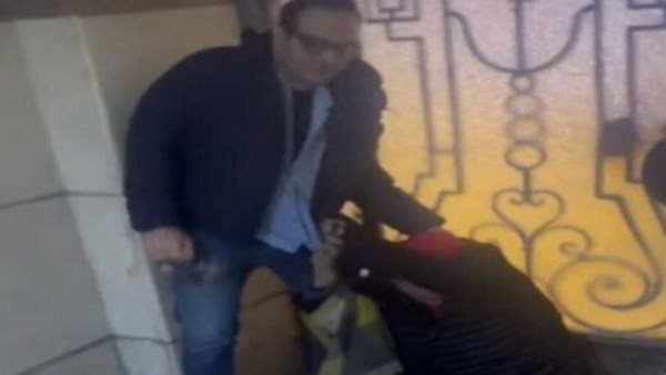 فيديو يهز مصر.. القصة الكاملة لاعتداء طبيب على سيدة عاجزة بالشرقية | شاهد 