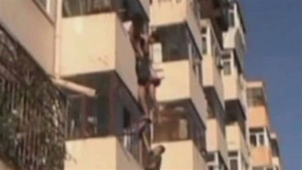  خلعته دون علمه.. سيدة تقفز من الطابق الثالث هربا من عقاب زوجها بالجيزة 