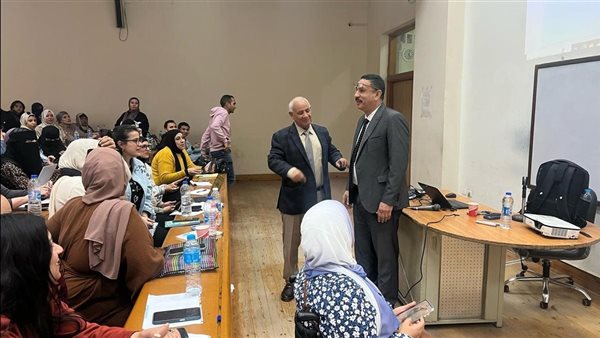 بدء الدراسة بالفصل الدراسي الثاني بمركز جامعة القاهرة للتعليم المدمج.. صور