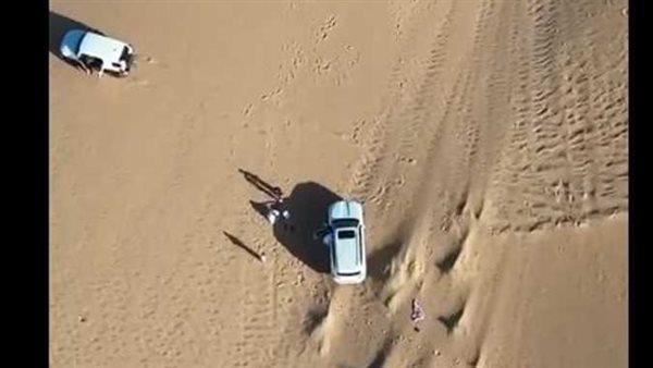 شربوا ماء الرادياتبر وأكلوا من الشجر.. لحظة إنقاذ عائلة سعودية في الصحراء | فيديو