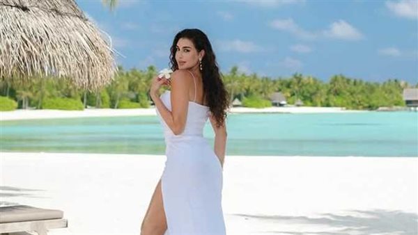 أبيض مكشوف.. ياسمين صبري تثير الجدل بهذه الإطلالة | شاهد