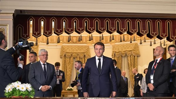 بالصور.. تفاصيل الزيارة التاريخية للرئيس الفرنسي إيمانويل ماكرون لجامعة القاهرة