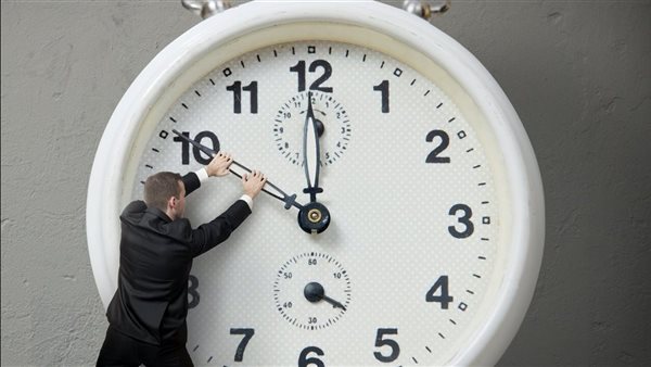  الخميس ولا الجمعة؟.. موعد تطبيق التوقيت الصيفي 2025 