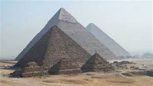 كبير الأثريين يكشف الحقيقة.. هل هناك مدينة مخفية أسفل أهرامات الجيزة؟ | فيديو