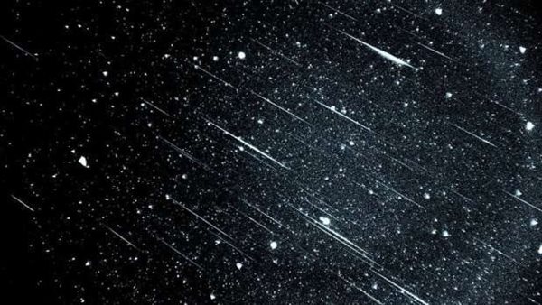  نيزك أم شهاب.. كرة نارية فى السماء تثير الجدل ولماذا تحولت لـ نكات على الإنترنت؟ 