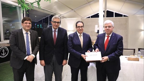 وزير التعليم العالي يُكرم رئيس جامعة القاهرة تقديرًا لنجاح زيارة الرئيس الفرنسي