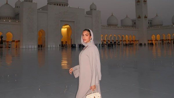  بالحجاب داخل المسجد.. جورجينا تثير الجدل بهذه الإطلالة | شاهد 