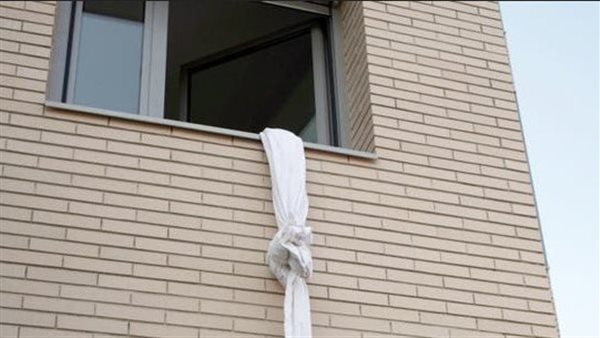 استخدم ملاءات.. رجل ستيني يسقط من شرفة فندق مع عشيقته هربًا من زوجته