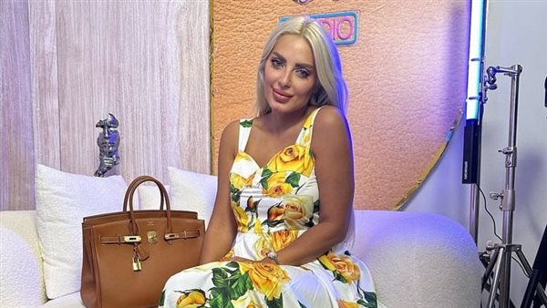  فستان كاجوال.. مي حلمي تثير الجدل بهذه الإطلالة | شاهد