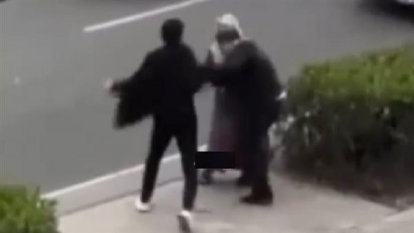 سدد له لكمات فسقط فاقدا الوعي..لقطات صادمة لشاب يهين والده ويبرحه ضربا في الشارع | فيديو