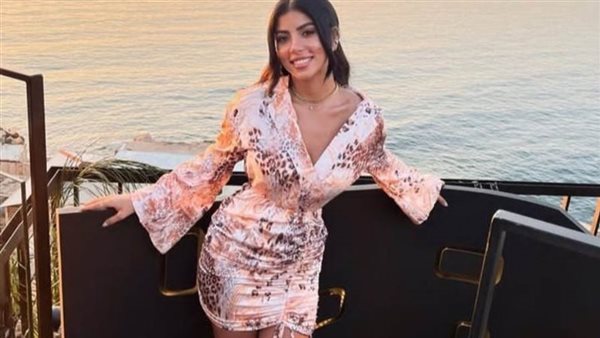 بإطلالة صيفية.. كارولين عزمي تثير ضجة في أحدث جلسة تصوير | شاهد