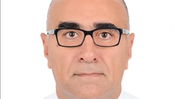 رئيس جامعة القاهرة يهنئ أستاذ بقصر العينى لفوزه بالميدالية الفضية بمعرض جنيف الدولى للاختراعات 2025