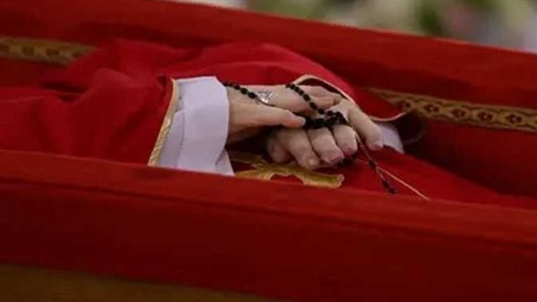 داخل النعش..ما سر المسبحة والخاتم في يد البابا فرنسيس ؟