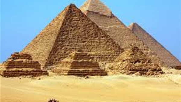 ما قصته؟.. بناء غامض يظهر بالقرب من الأهرامات يثير الجدل