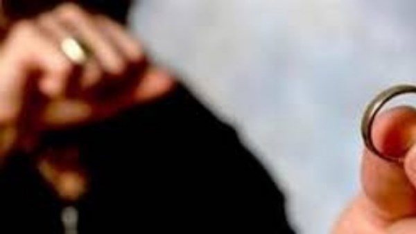 ساب الشغل علشان يعيش حياته.. زوجة تطلب الخلع في محكمة الأسرة