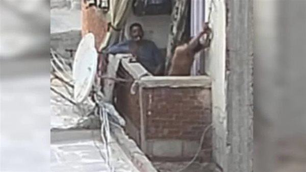 صورة هزت الإسكندرية.. التفاصيل الكاملة لاتهام أب بتقييد ابنه عاريا بشرفة شقته