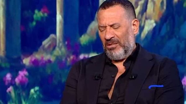 ماذا حدث؟..ماجد المصري يكسر «آيباد» على الهواء ويمنع مذيع من نشر فيديو مثير للجدل | شاهد