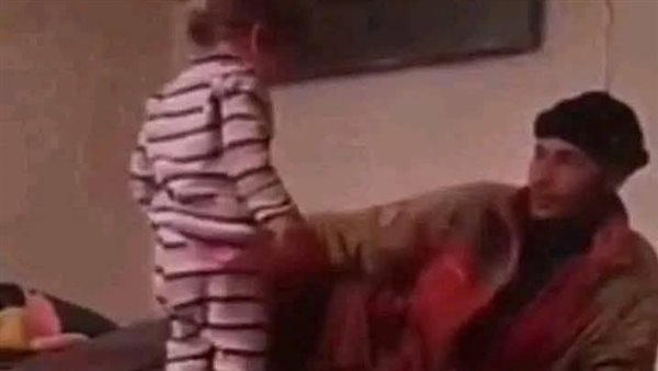 زوجته هربت فانتقم من الصغيرة.. لقطات صادمة لمهاجر سوري يعذب ابنته بطريقة وحشية | شاهد