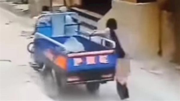 فيديو صادم بالإسكندرية.. القصة الكاملة لسرقة فتاة وسحلها بتروسيكل بوحشية | شاهد 