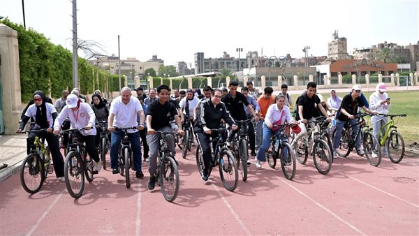 رئيس جامعة القاهرة يشارك الطلاب ماراثون الدراجات ومباراة كرة قدم خماسية.. صور 