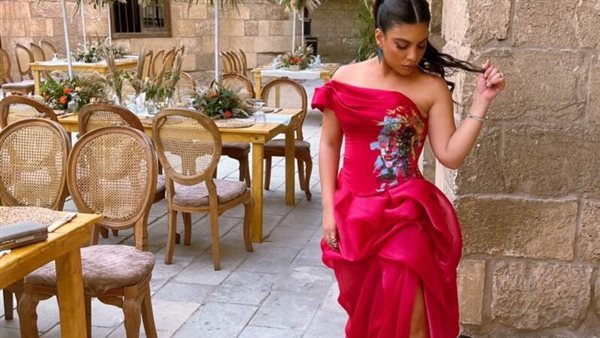  أحمر جريء.. دنيا سامي تثير ضجة بهذه الإطلالة | شاهد