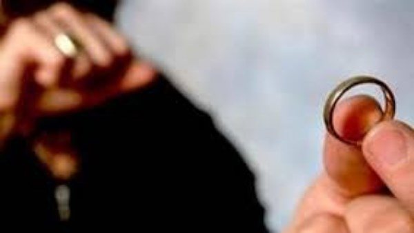 مش قادر ينسى حبيبته.. ملك تطلب خلع زوجها في محكمة الأسرة