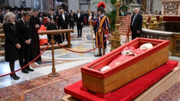  عملات معدنية وميداليات.. ماذا يوجد داخل تابوت البابا فرنسيس؟ 