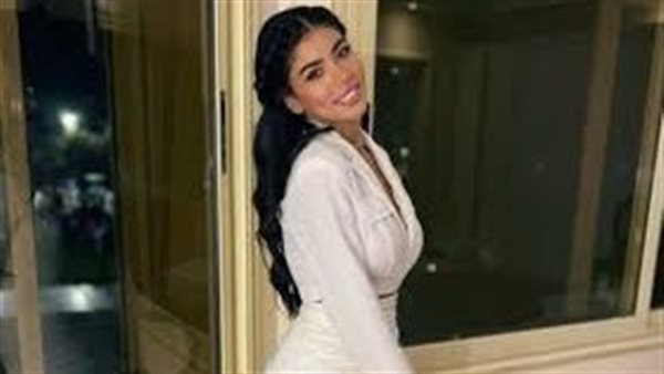  فستان مجسم.. كارولين عزمي تثير الجدل بهذه الإطلالة | شاهد