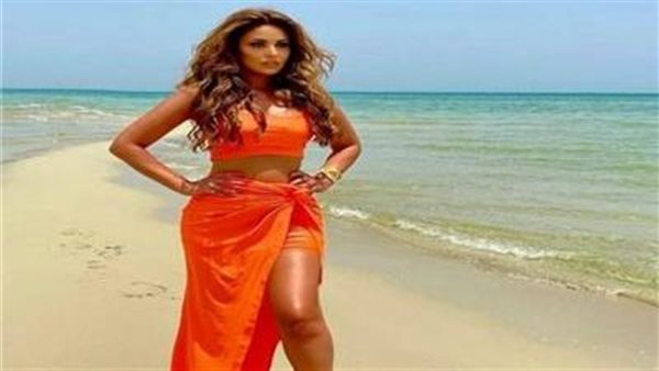 بفستان ملفت.. مي سليم تثير الجدل بهذه الإطلالة | شاهد