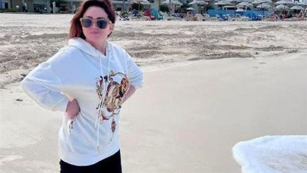 على البحر.. إلهام شاهين تثير ضجة في أحدث ظهور | شاهد