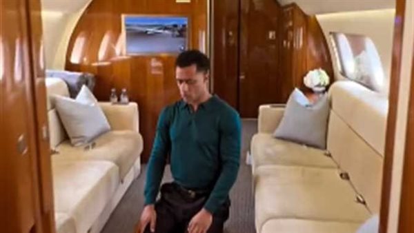 لماذا هاجمه متابعوه؟..محمد رمضان يثير الجدل بفيديو من داخل الطائرة أثناء صلاته | شاهد