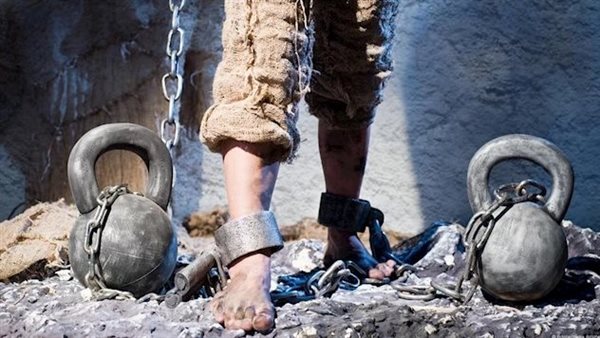 حقيقي أم مفبرك؟..فيديو لنائب ليبي عار ومقيد بسلاسل يُشعل الجدل | شاهد 