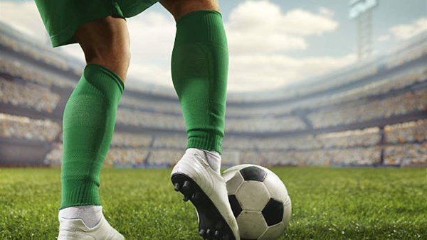 قفز من النافذة..تفاصيل اتهام سيدة لزوجها لاعب الكرة بخيانتها 