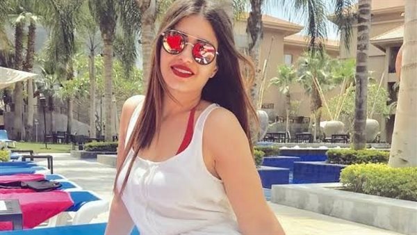 فستان مجسم.. منة فضالي تثير ضجة بإطلالة لافتة | شاهد 