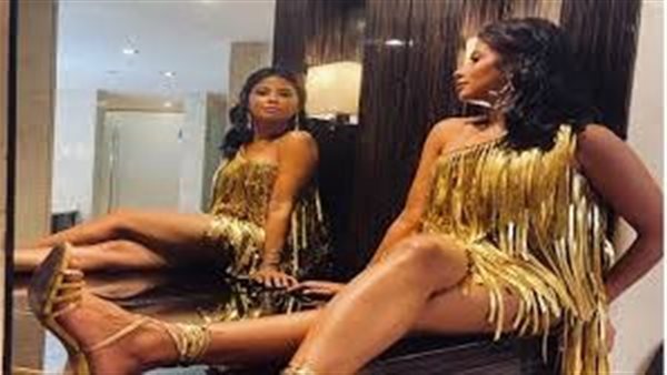 قصير مزين بالورود.. سعر صادم لفستان روبي في إطلالتها المثيرة للجدل | شاهد