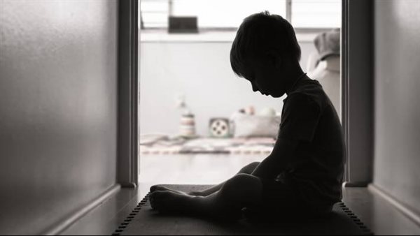 حكم من أول جلسة..والدة الطفل ياسين تروي معاناتها في إثبات حقه أمام محكمة جنايات دمنهور 