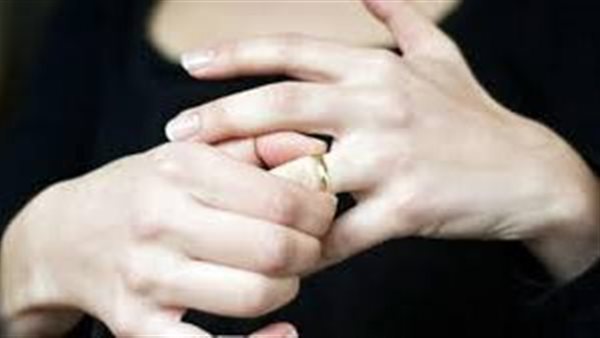 مبيلعبش معايا دومينو.. أمل تطلب خلع زوجها في محكمة الأسرة