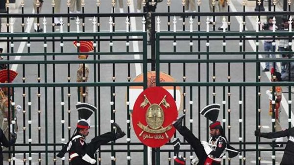 حرب بالعضلات والشوارب بدلا من النووي.. قصة الرقصة الغريبة لجنود الهند وباكستان على الحدود | شاهد