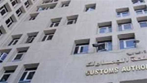 قرار عاجل من الجمارك بشأن عودة المصريين من الخارج بملابس مستعملة