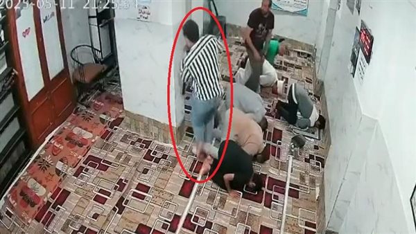  بينهم سيدة منتقبة.. لقطات صادمة لاقتحام مسجد بالشوم أثناء الصلاة في القاهرة | شاهد