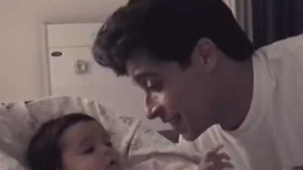 بعد 14 عامًا من وفاته.. فيديو نادر يُعيد عامر منيب لصدارة الترند | شاهد 