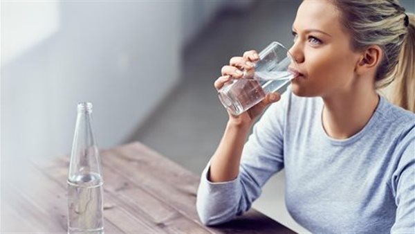 المعاناة تبدأ بـ 4 لترات وقد تنتهي بغيبوبة.. أعراض ومضاعفات تسمم الماء