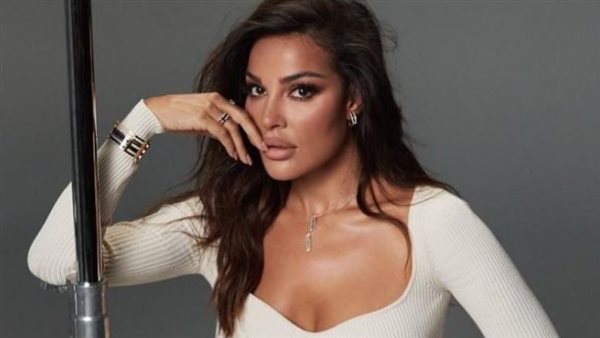  فستان أبيض بذيل.. نادين نسيب نجيم تثير الجدل بهذه الإطلالة | شاهد 