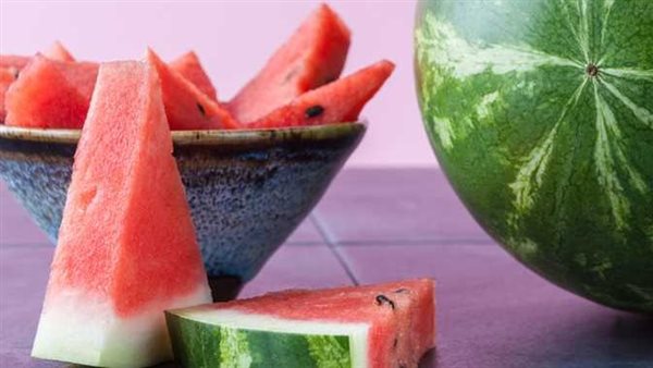 في خطوتين.. طريقة سهلة لاختيار البطيخة الناضجة | فيديو