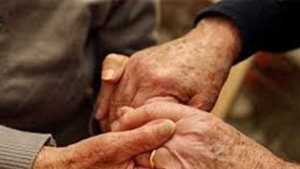 مبقاش يقولّي كلام حلو وعندي احتياج عاطفي.. سيدة ستينية تطلب خلع زوجها في محكمة الأسرة