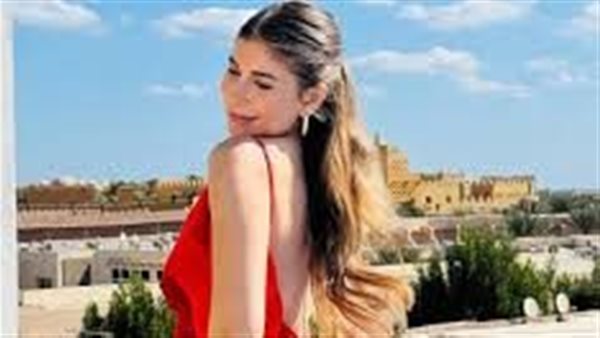 بالفوشيا.. ملك قورة تثير ضجة بهذه الإطلالة | شاهد 