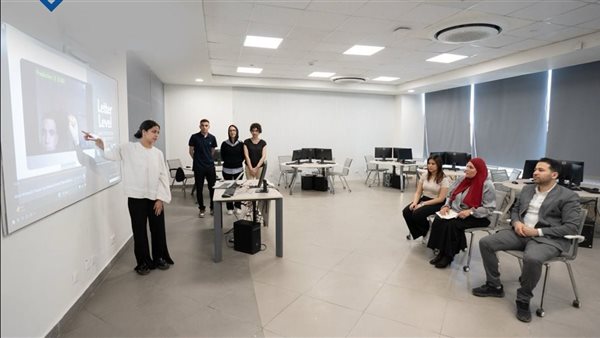 فريق طلابي بجامعة مصر للمعلوماتية يبتكرون برنامجا لترجمة لغة الإشارة.. تفاصيل